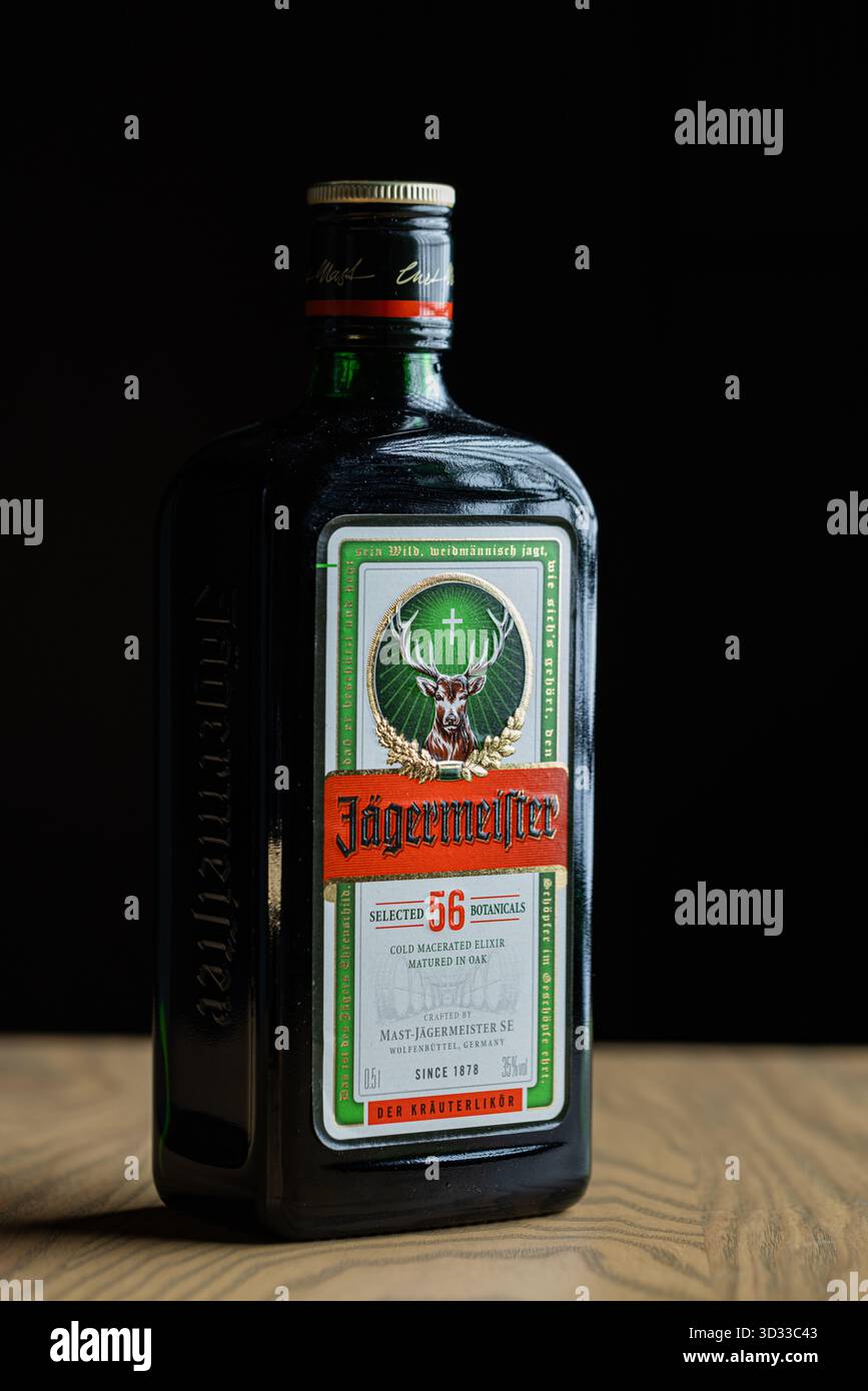 Leopoli, Ucraina - 4 novembre 2025: Bottiglia di liquore alle erbe Jägermeister su sfondo nero Foto Stock