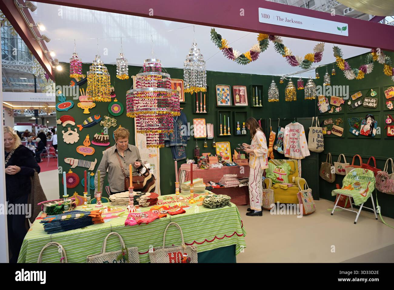 LONDRA, REGNO UNITO. 4 novembre 2025. The Jacksons stand alla Spirit of Christmas Fair | The Home of Christmas Shopping presso le sale di Olympia London, Regno Unito. (Foto di 李世惠/SEE li/Picture Capital) credito: Vedi li/Picture Capital/Alamy Live News Foto Stock