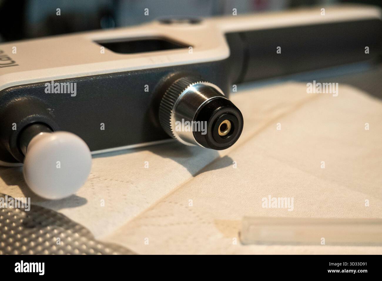 Primo piano di un tonometro icare professionale, dispositivo di misurazione della pressione portatile glaucoma, 2025, Stati Uniti Foto Stock