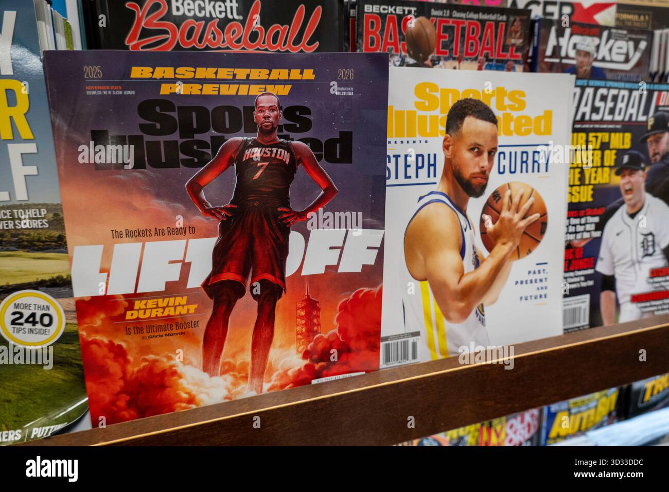 Barnes & Noble Booksellers sulla Fifth Avenue a New York City ha una vasta selezione di riviste, USA 2025 Foto Stock