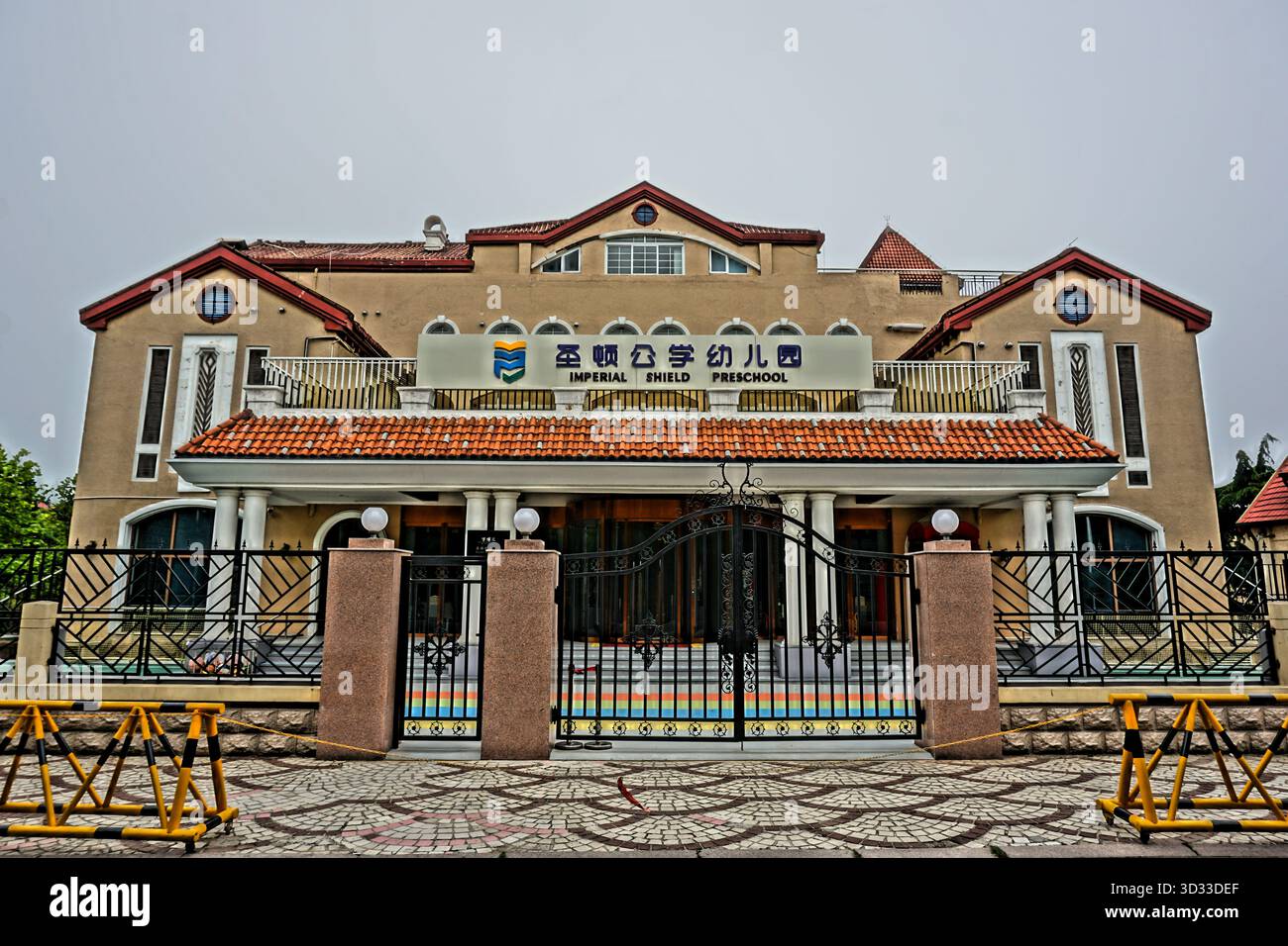 Qingdao (Shandong), Cina: Taipingjiao 1st Road (scuola materna Sheng Dun Gong Xue) nell'area della villa Taipingjiao Foto Stock