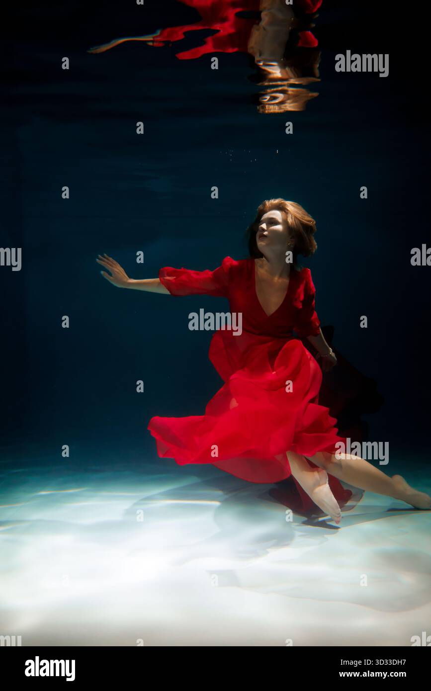 Potenza di danza acquatica, nuoto aggraziato con movimento sicuro Foto Stock