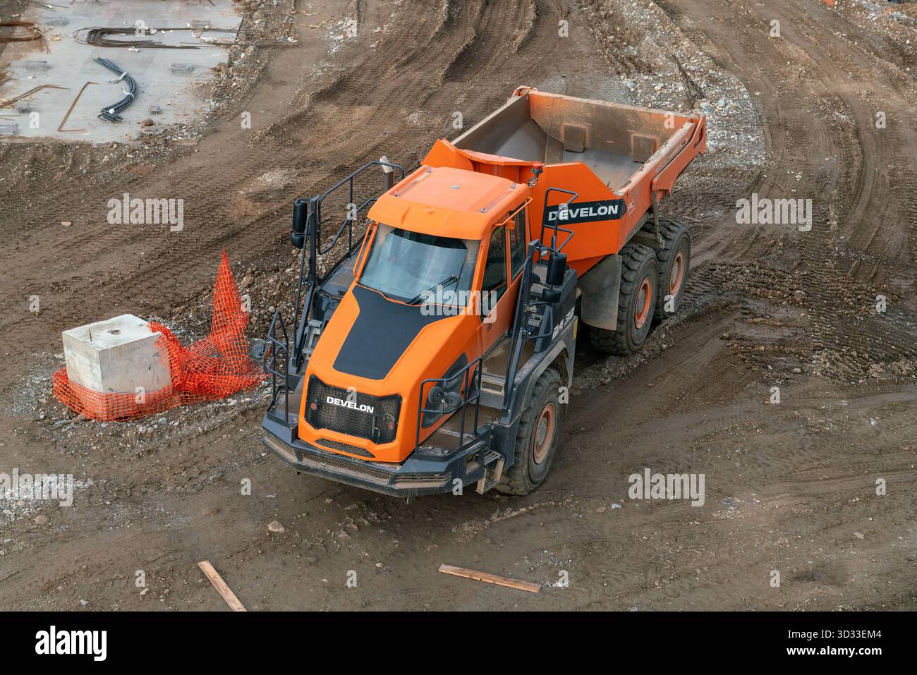 Dumper articolati Develon in azione in cantiere, attrezzature pesanti di movimento terra durante lavori di costruzione e scavo, Torino, Italia, N Foto Stock