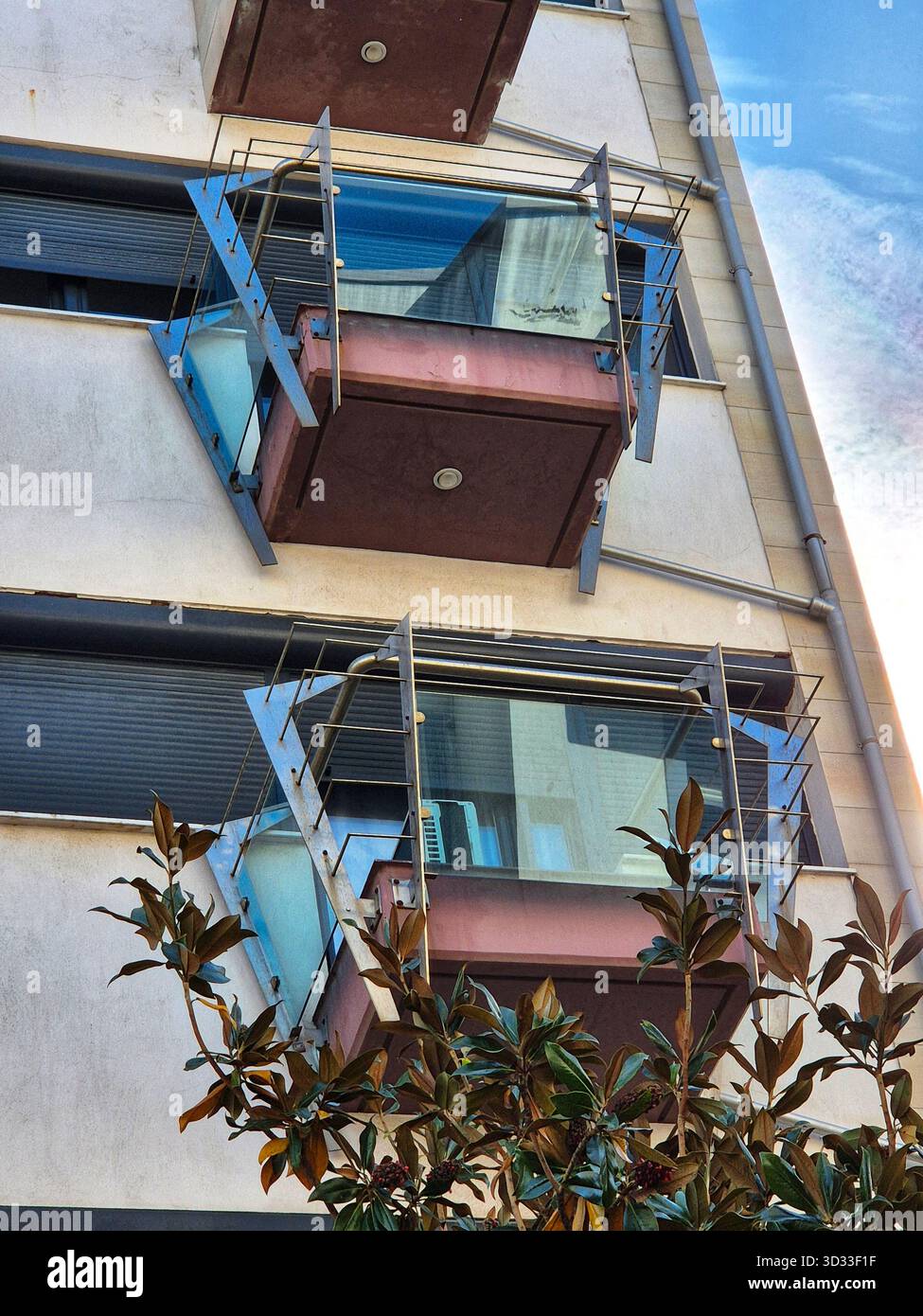 moderno edificio di appartamenti con balconi. interessanti e insoliti balconi moderni - Immagine stock catturata con smartphone