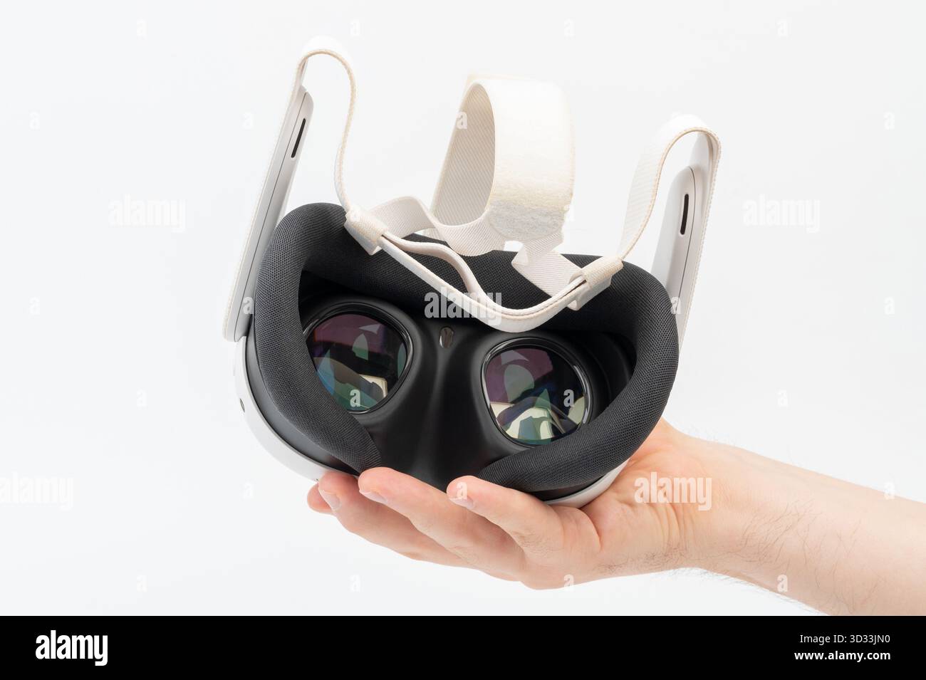 Cuffia per realtà virtuale nel palmo della mano che mostra il design del dispositivo e gli obiettivi isolati Foto Stock