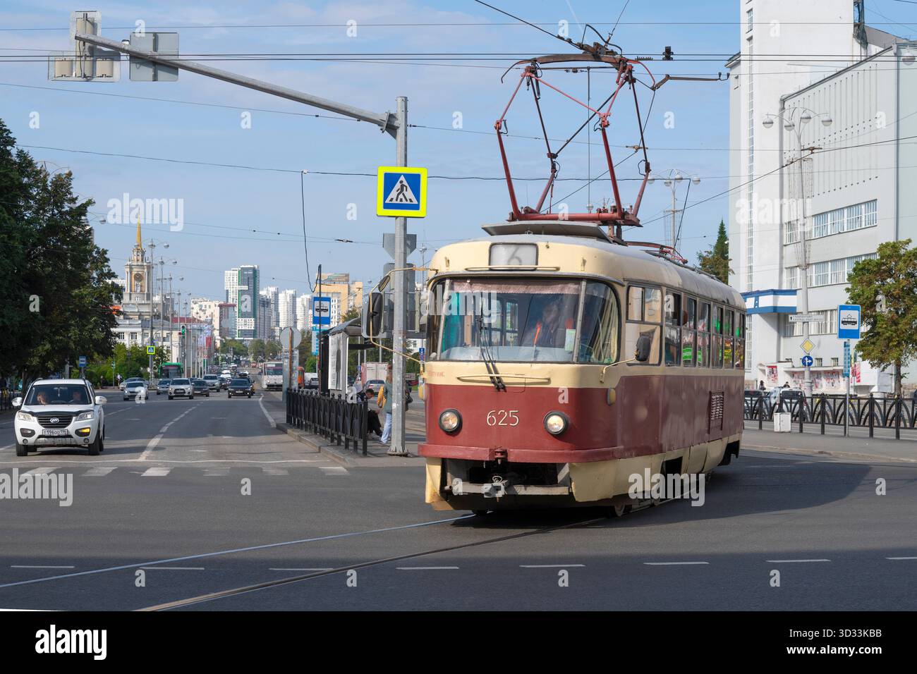 EKATERINBURG, RUSSIA - 22 AGOSTO 2025: Vecchio tram del Tatra T3 m su una strada della città in una soleggiata giornata di agosto Foto Stock