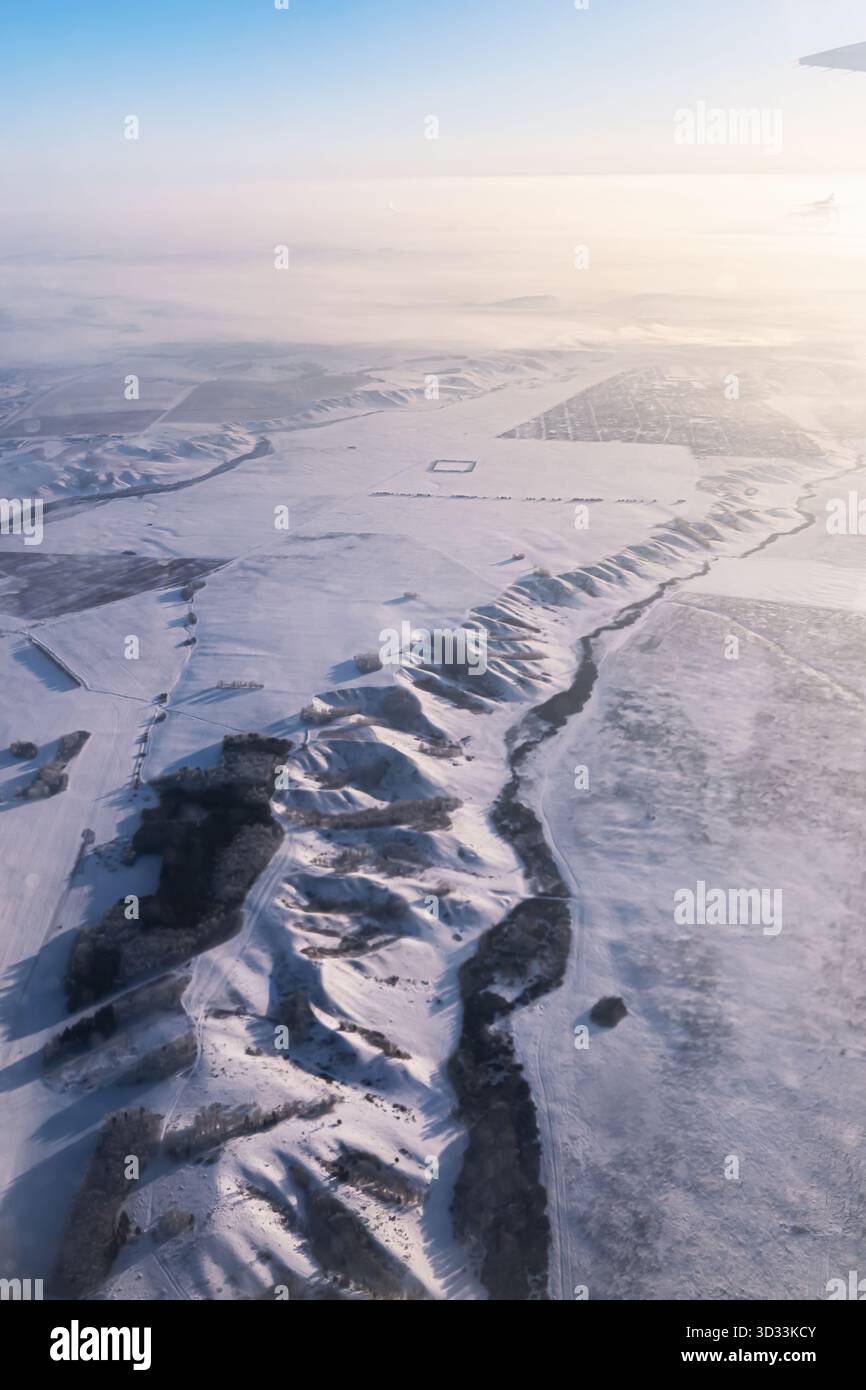 Una splendida foto aerea che mostra la bellezza del terreno innevato con cime ghiacciate e dettagli intricati. Cresta montuosa ricoperta di neve imho A. Foto Stock