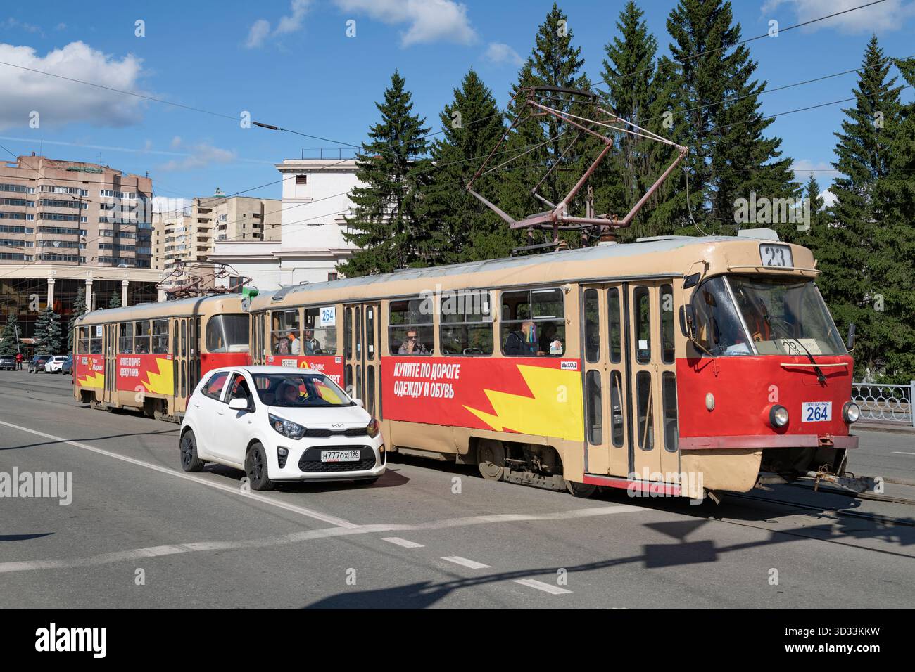 EKATERINBURG, RUSSIA - 23 AGOSTO 2025: Il vecchio tram cecoslovacco Tatra T3 su una strada della città in un giorno di agosto di sole Foto Stock