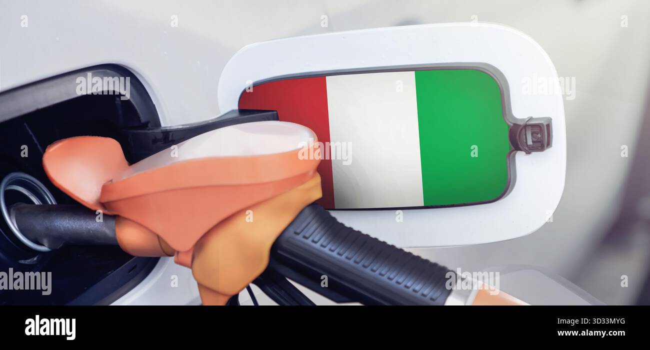 Bandiera dell'Italia sul coperchio del serbatoio di benzina di un'auto in un distributore di benzina in primo piano. Prezzi della benzina alti o bassi nelle stazioni di servizio italiane. I prezzi della benzina sono Foto Stock