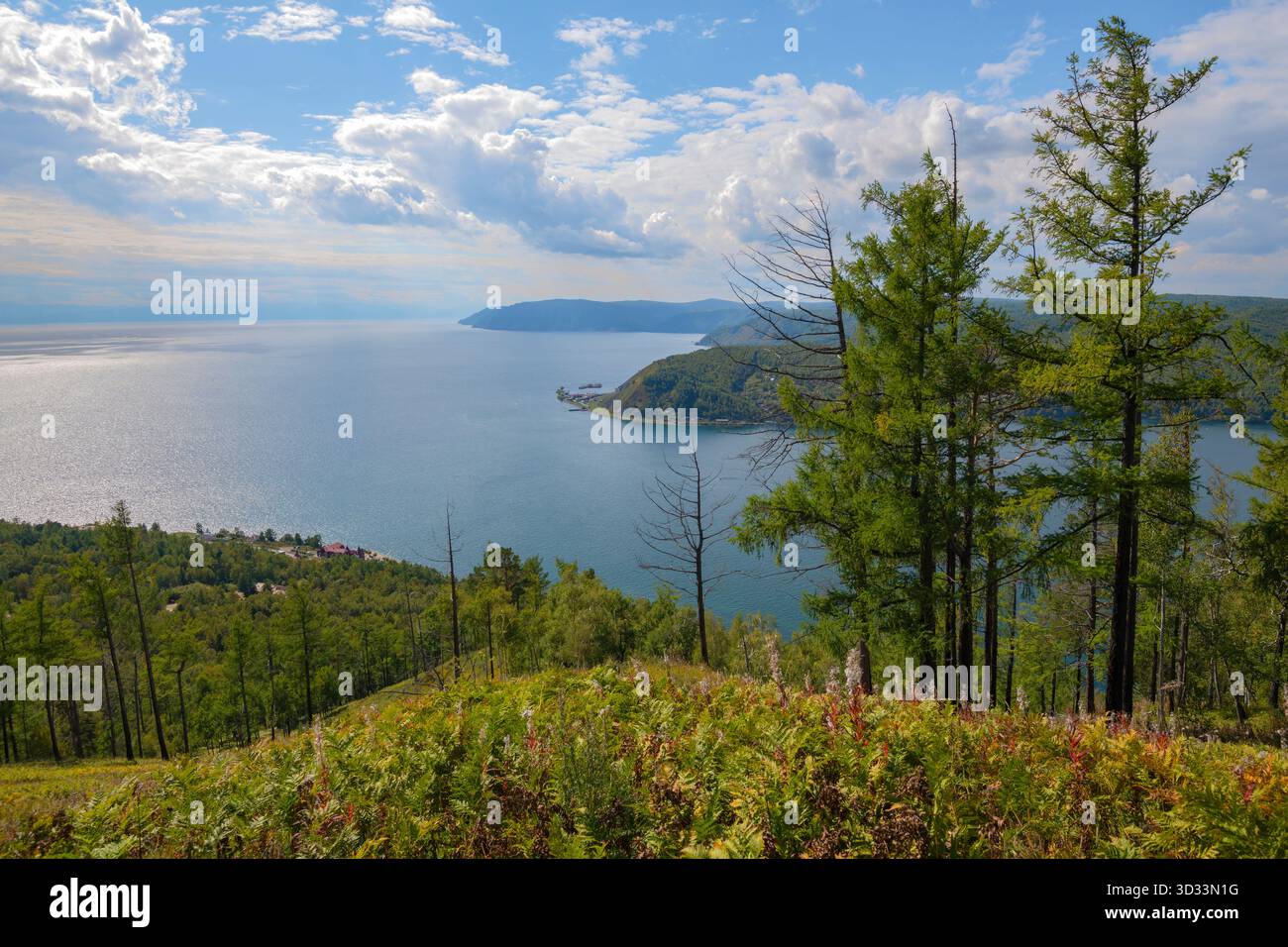 Vista dall'alto del lago Baikal e della sorgente del fiume Angara in una soleggiata giornata di settembre. Regione di Irkutsk, Russia Foto Stock