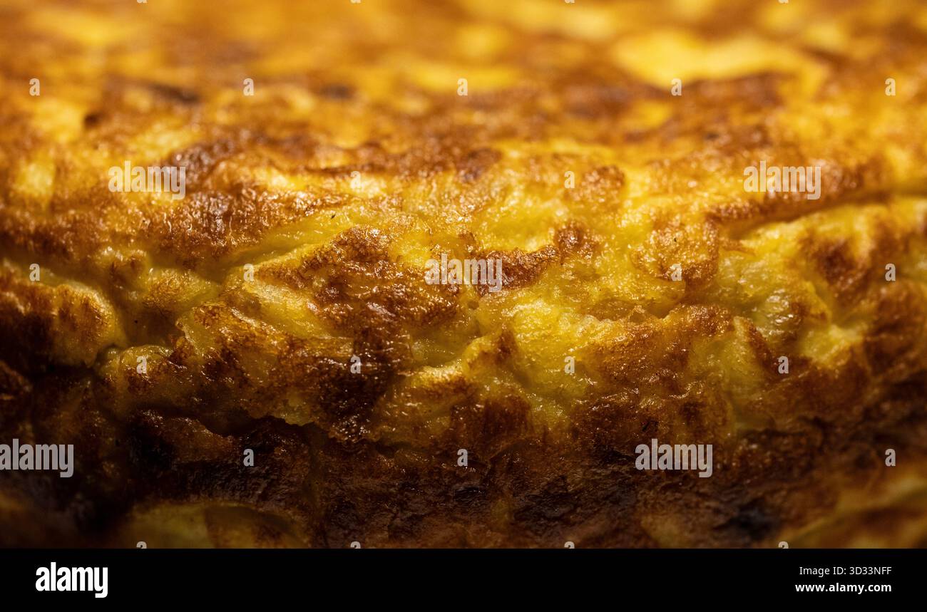 foto macro di una frittata di patate appena fatta Foto Stock