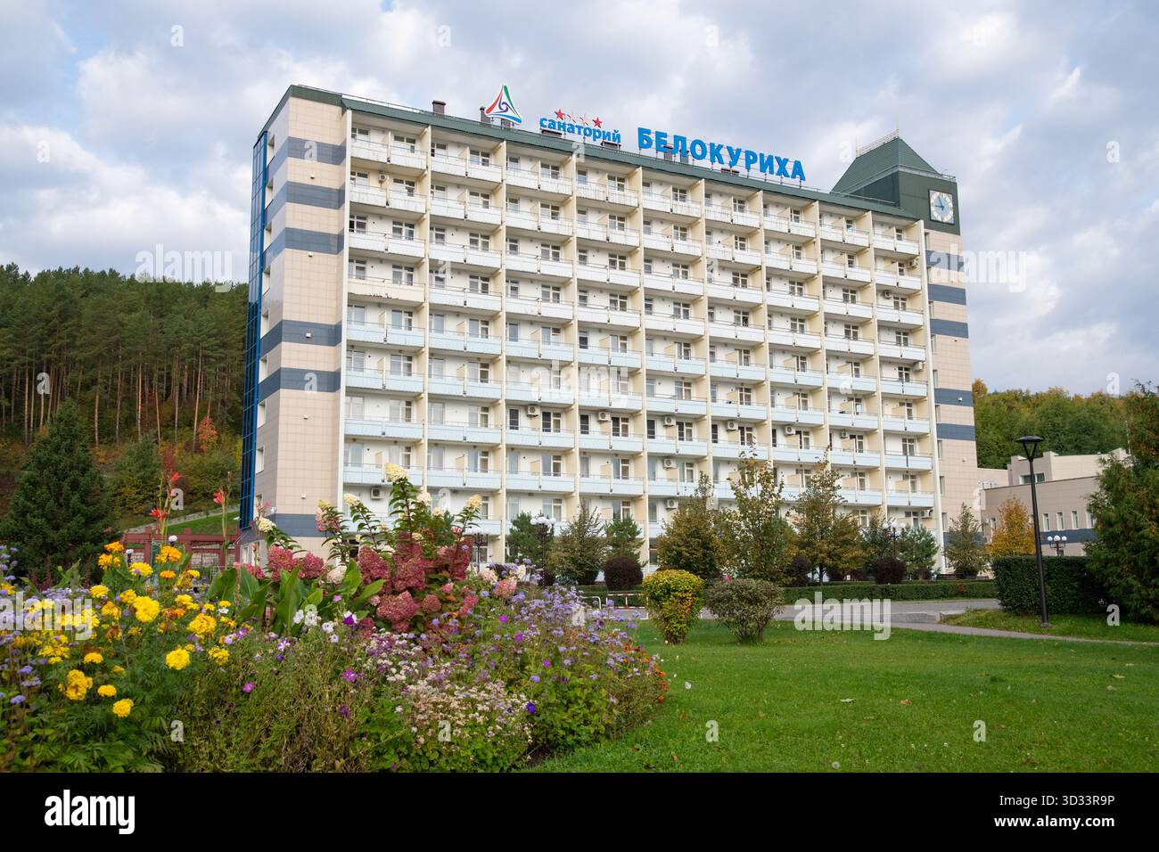 BELOKURIKHA, RUSSIA - 19 SETTEMBRE 2025: La costruzione del sanatorio Belokurikha in una mattina di settembre Foto Stock