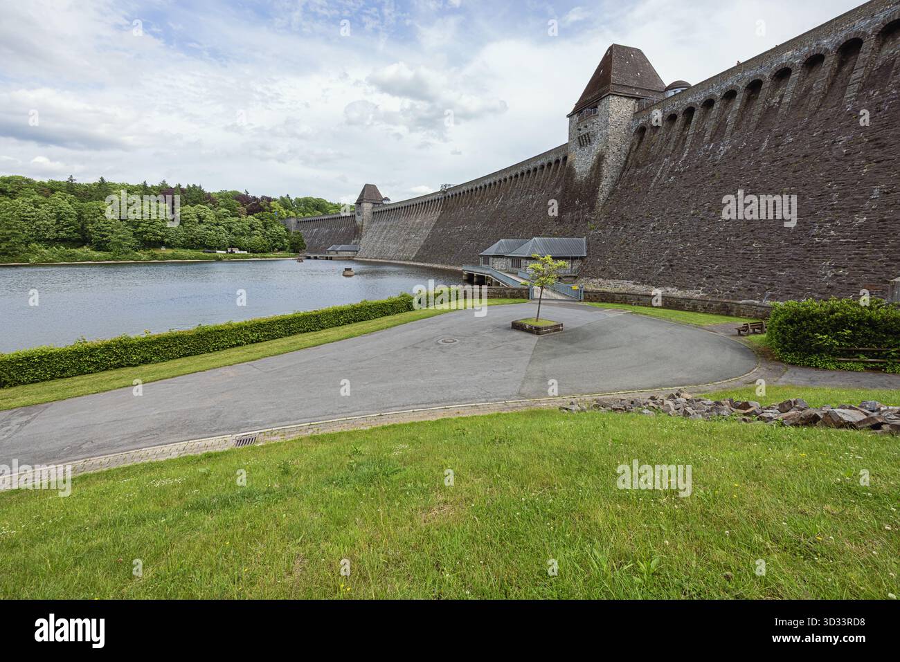 Alla base della diga del bacino idrico di Mohne, costruito per aiutare a controllare le inondazioni e generare energia idroelettrica Foto Stock