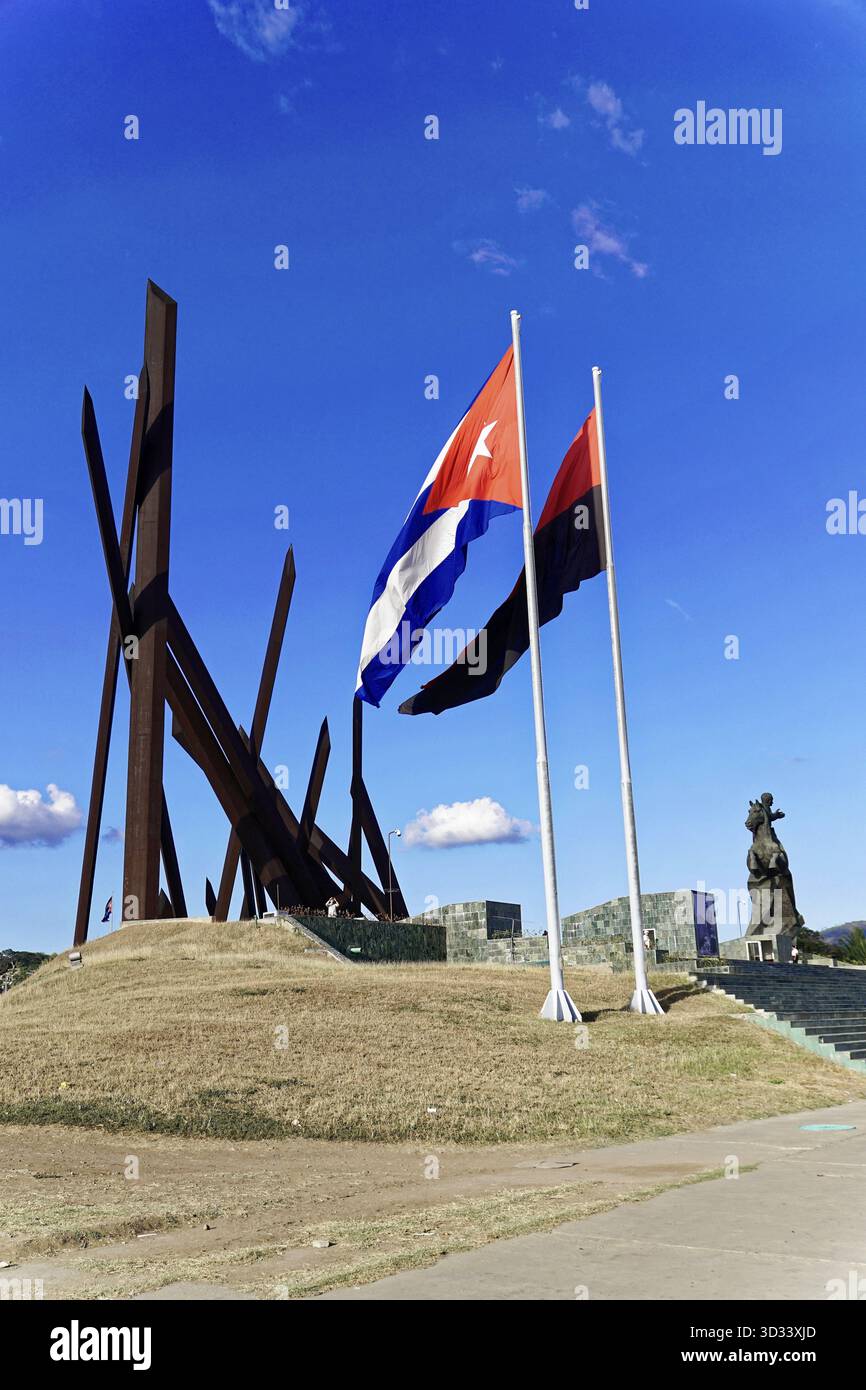Monumento al Maceo, Santiago de Cuba, America centrale, bandiere che volano accanto alla scultura moderna su una collina, Cuba, grandi Antille, Caraibi, America Foto Stock
