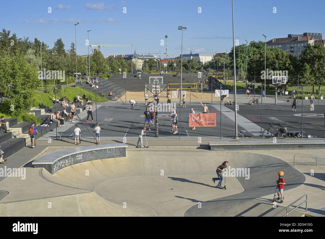 Area sportiva, campo da pallacanestro all'aperto, campo White Bridge, Vilnius, Lituania Foto Stock