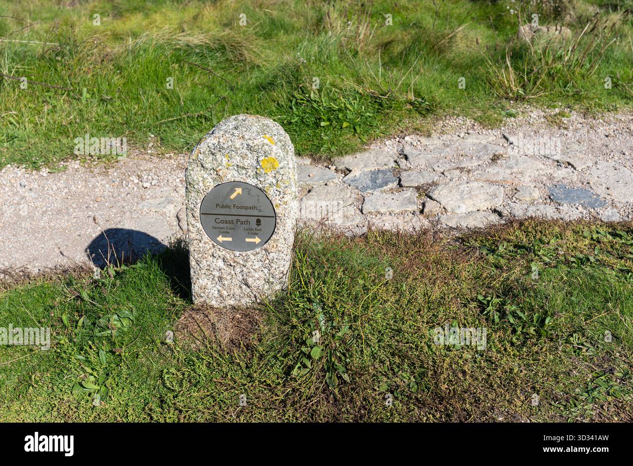 Un cartello in pietra sul sentiero della costa tra Lands End e Sennen. Cornovaglia, Inghilterra, Regno Unito Foto Stock