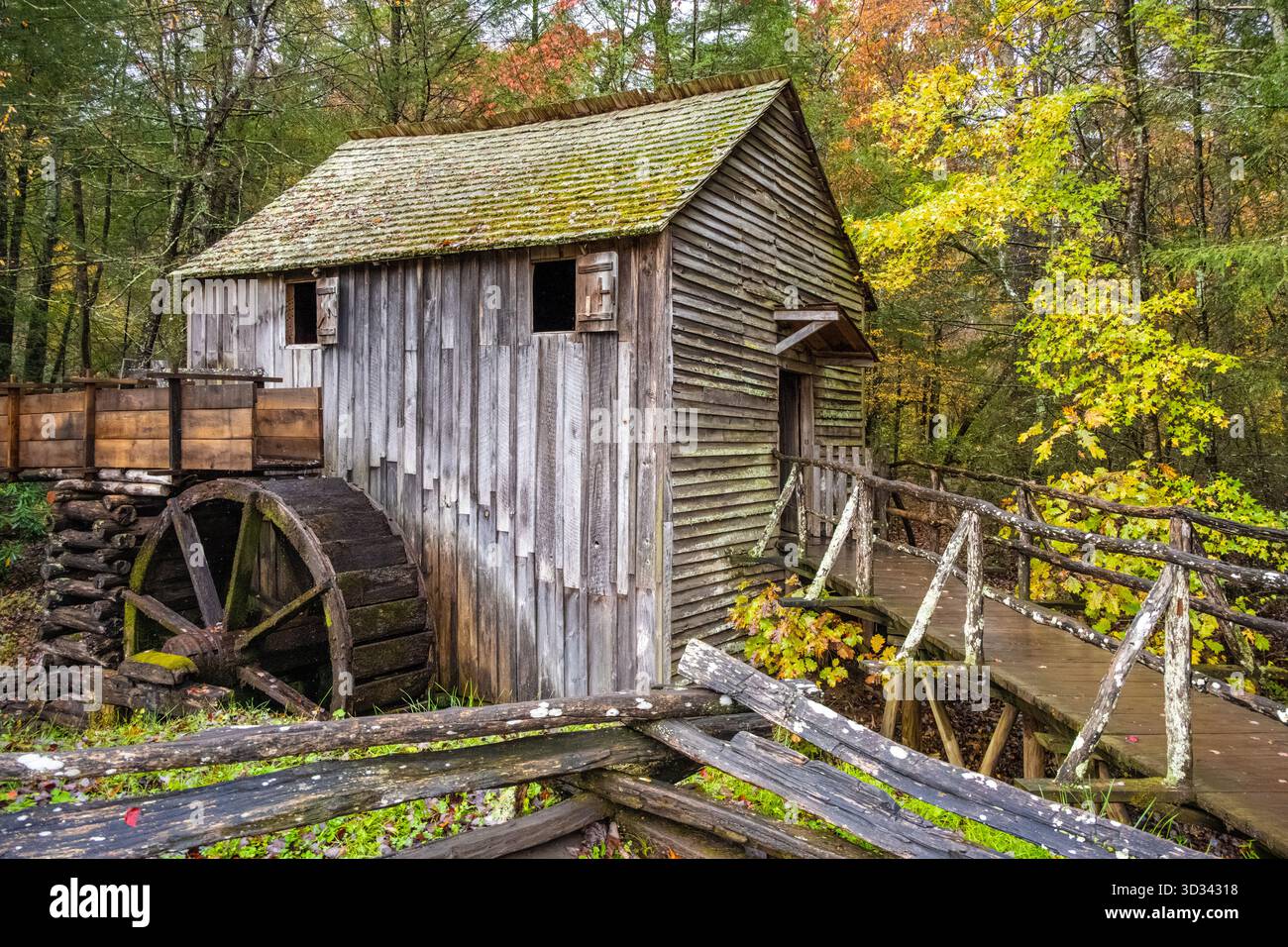 Vista autunnale del John Cable Grist Mill a Cades Cove nel Great Smoky Mountains National Park vicino a Townsend, Tennessee. (USA) Foto Stock