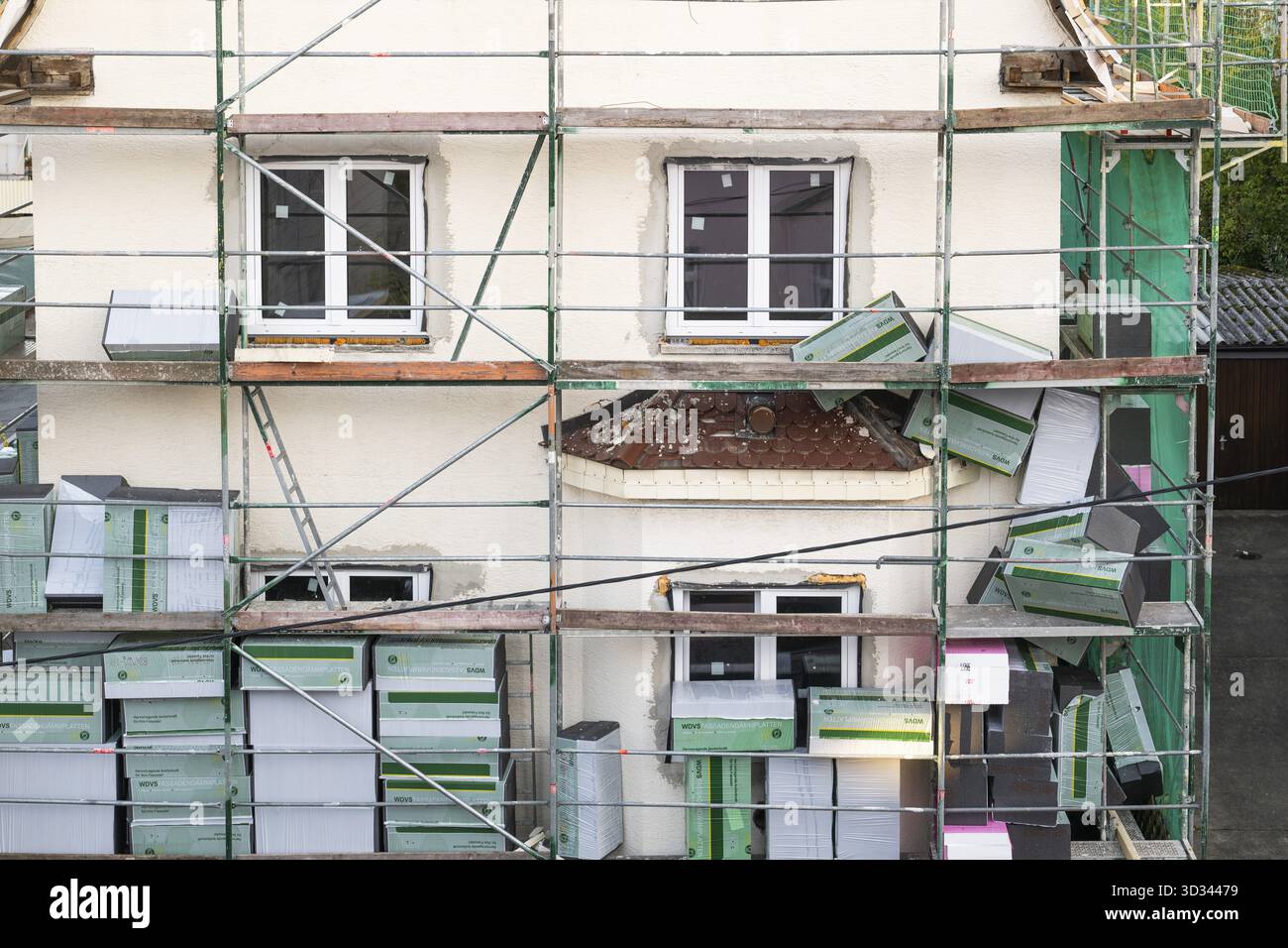 Ristrutturazione energetica di un condominio, ristrutturazione di un vecchio edificio, isolamento termico, nuove finestre, impalcature, Stoccarda, Germania Foto Stock