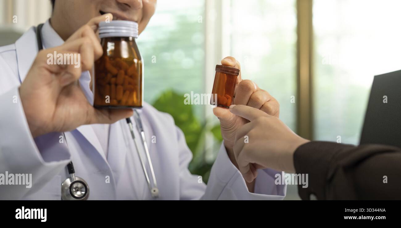 Un medico consegna i farmaci a un paziente, sottolineando l'importanza di un'assistenza sanitaria personalizzata e di un'aderenza ai farmaci Foto Stock