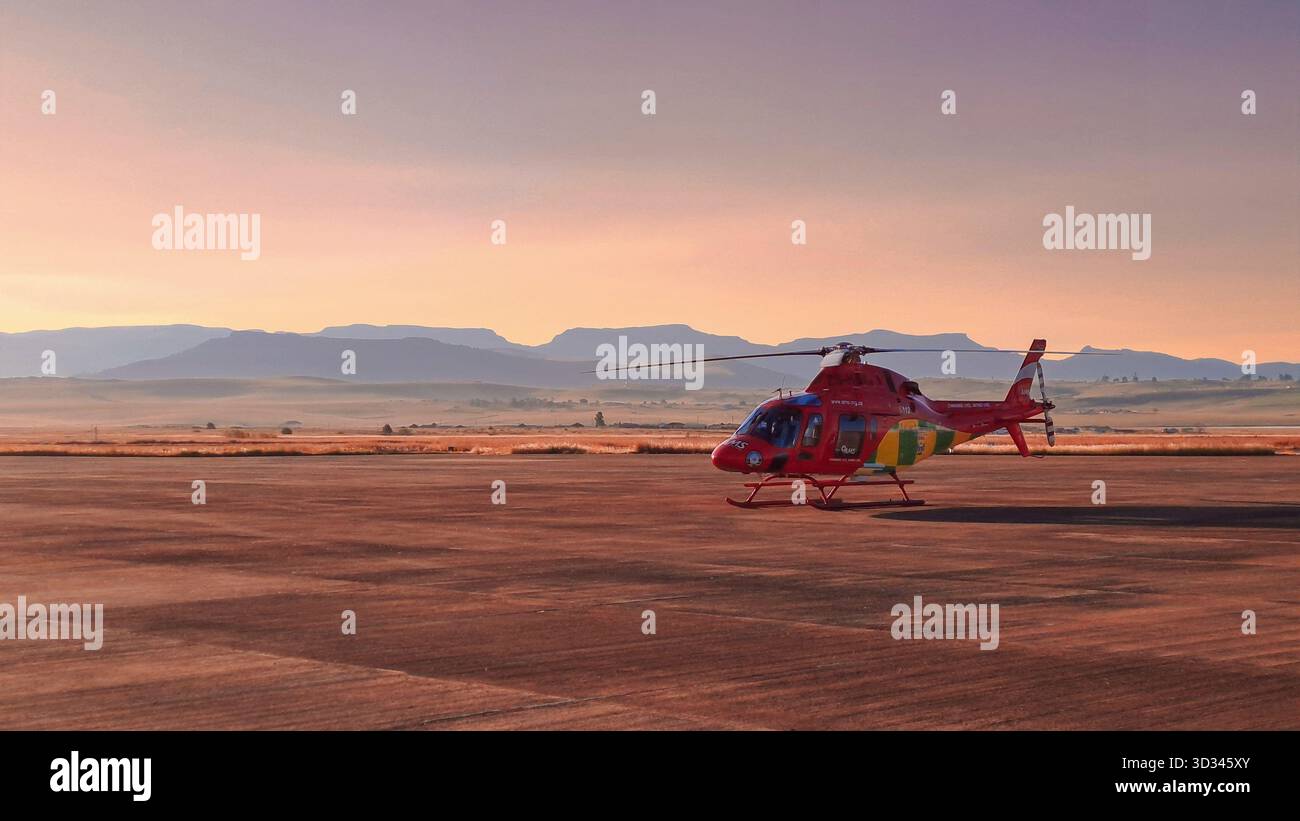 Air Ambulance Helicopter presso un aeroporto rurale durante Sunset, Eastern Cape, Sud Africa Foto Stock