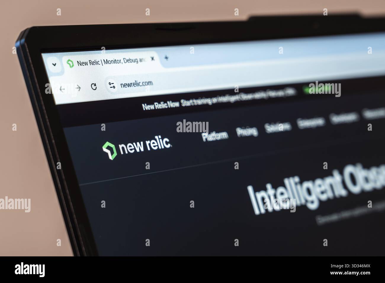 New York, USA - 31 gennaio 2025: Nuovo sito Web dell'azienda di analisi e monitoraggio delle prestazioni del software Relic visualizzato sullo schermo del notebook Foto Stock