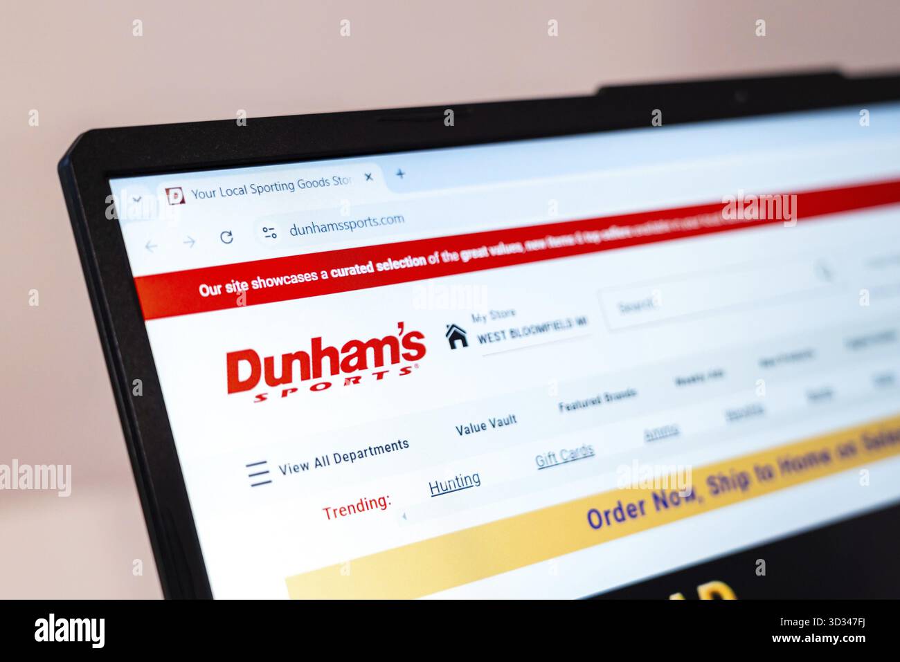 New York, USA - 1 gennaio 2025: Il sito Web di Dunham Sports viene visualizzato su uno schermo di un computer portatile con articoli sportivi, attrezzature per esterni e prodotti per il fitness Foto Stock