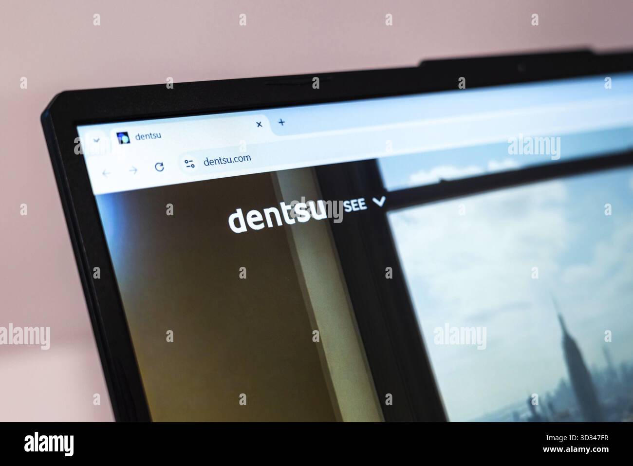 New York, USA - 01 gennaio 2025: Homepage del sito Web Dentsu con soluzioni di marketing e pubblicità globali Foto Stock