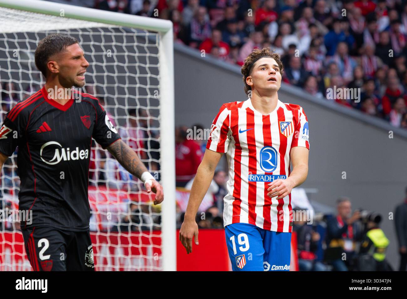 L'Julián Álvarez dell'Atlético de Madrid reagisce dopo aver perso una chance durante la partita LaLiga EA Sports tra l'Atlético de Madrid e il Sevilla FC al Foto Stock