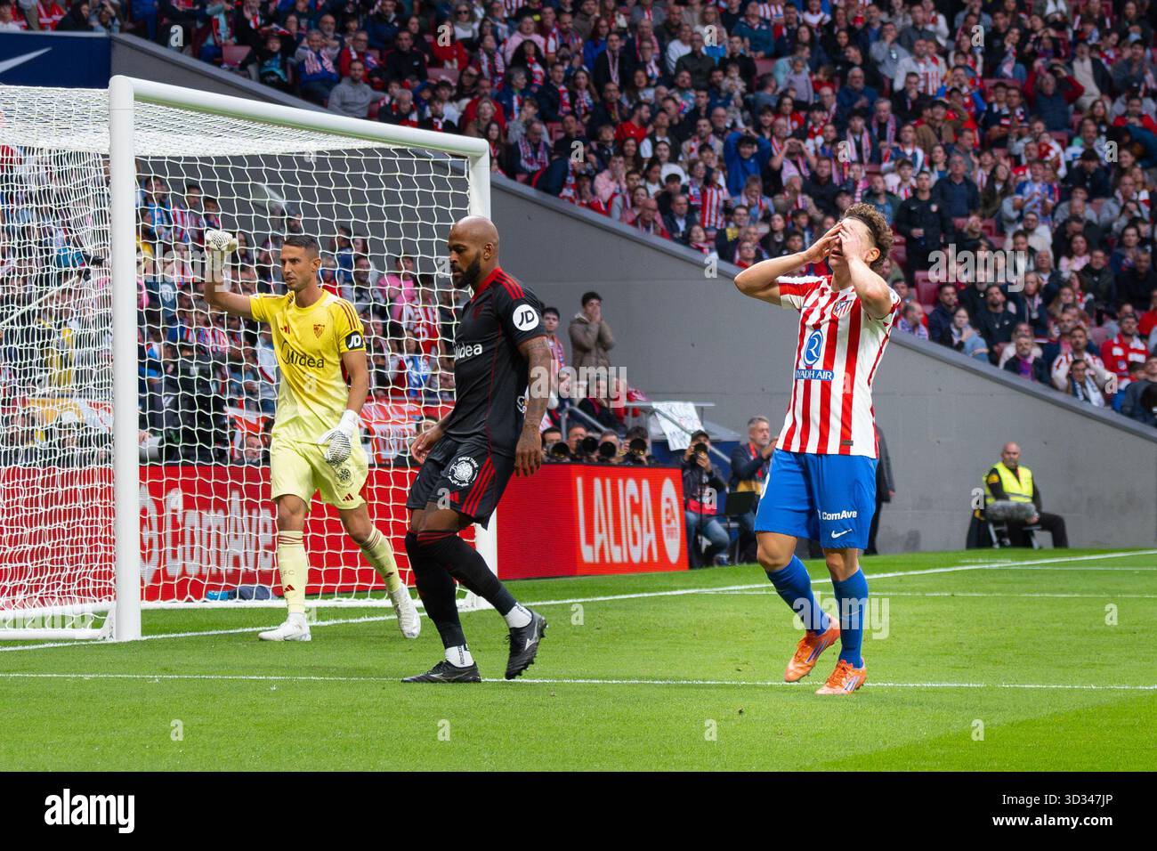 L'Julián Álvarez dell'Atlético de Madrid reagisce dopo aver perso una chance durante la partita LaLiga EA Sports tra l'Atlético de Madrid e il Sevilla FC al Foto Stock