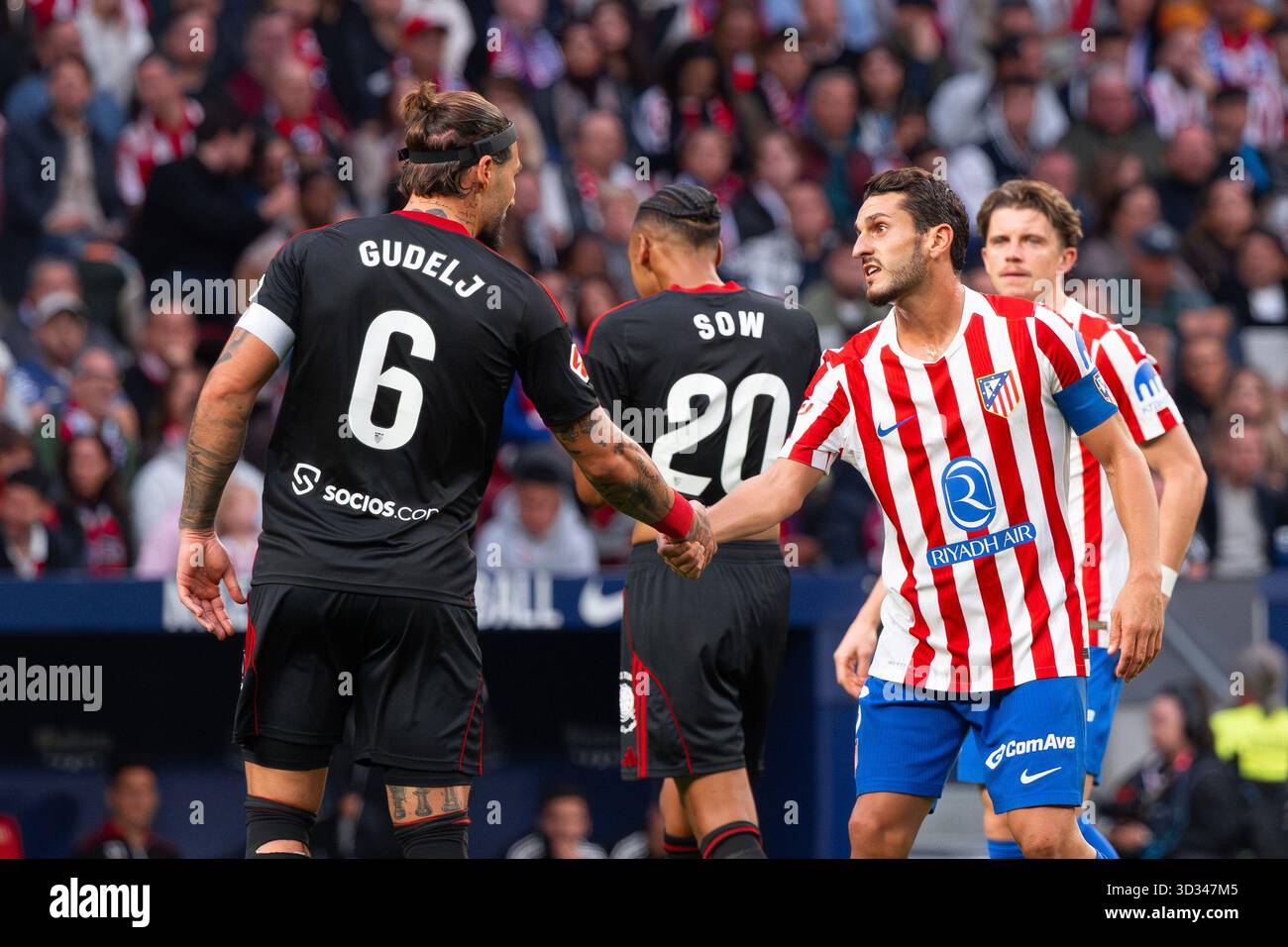 Koke dell'Atlético de Madrid saluta Nemanja Gudelj del Siviglia FC dopo uno scontro durante la Liga EA Sports match tra l'Atlético de Madrid e il Siviglia Foto Stock