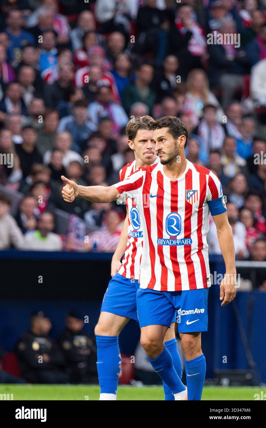 Koke dell'Atlético de Madrid saluta Nemanja Gudelj del Siviglia FC dopo uno scontro durante la Liga EA Sports match tra l'Atlético de Madrid e il Siviglia Foto Stock