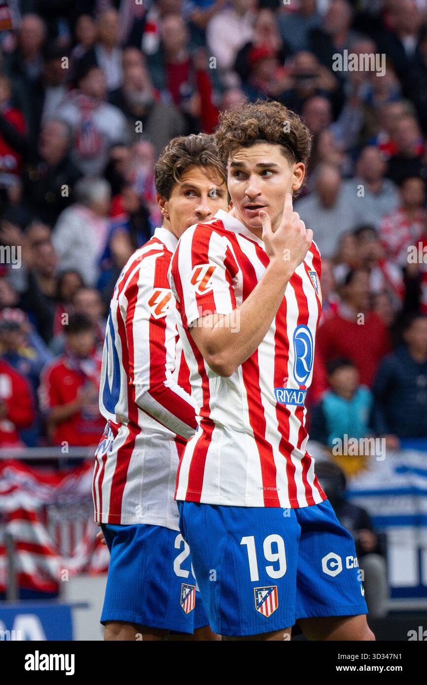 Julián Álvarez e Giuliano Simeone dell'Atlético de Madrid durante la partita LaLiga EA Sports tra l'Atlético de Madrid e il Siviglia FC al Metropolitano Foto Stock