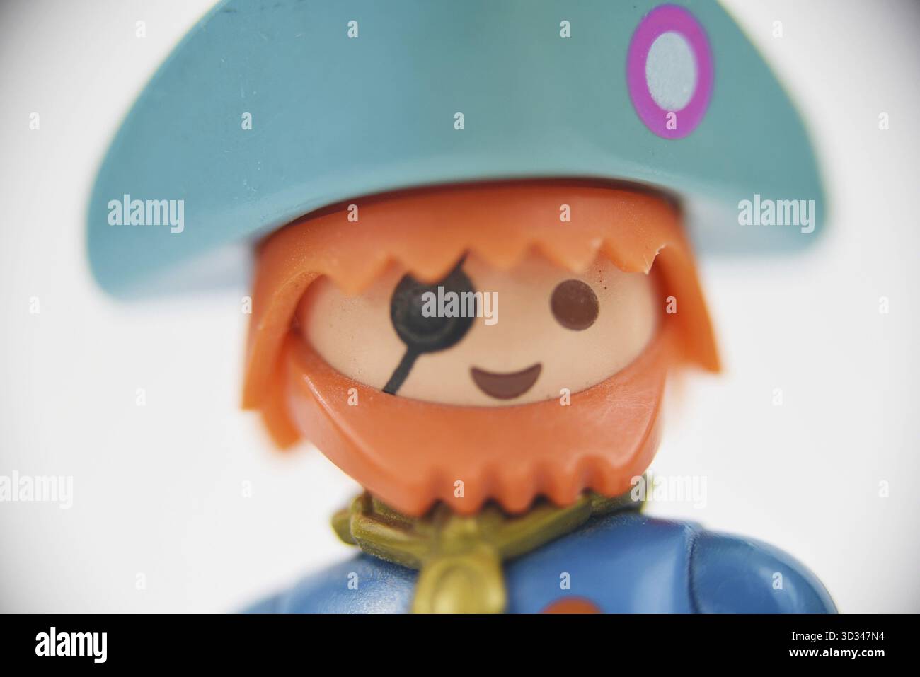 Den Helder, Paesi Bassi. 14 dicembre 2024. Playmobil figure di pirati su sfondo bianco. Foto Stock