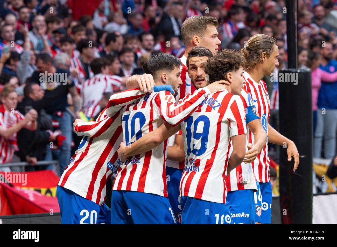I giocatori dell'Atlético de Madrid festeggiano insieme dopo che Julián Álvarez segna dal punto di rigore durante la partita LaLiga EA Sports Foto Stock