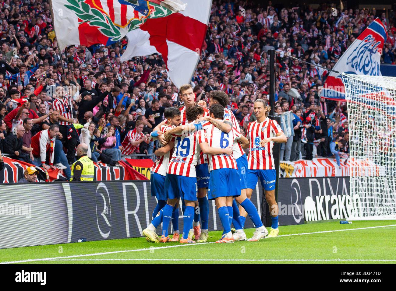 I giocatori dell'Atlético de Madrid festeggiano insieme dopo che Julián Álvarez segna dal punto di rigore durante la partita LaLiga EA Sports Foto Stock