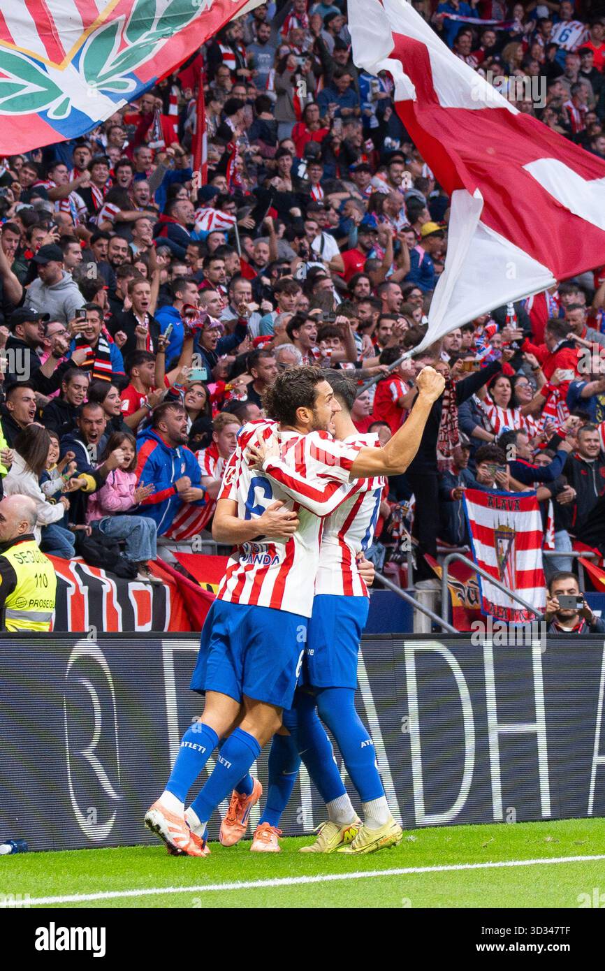 I giocatori dell'Atlético de Madrid festeggiano insieme dopo che Julián Álvarez segna dal punto di rigore durante la partita LaLiga EA Sports Foto Stock