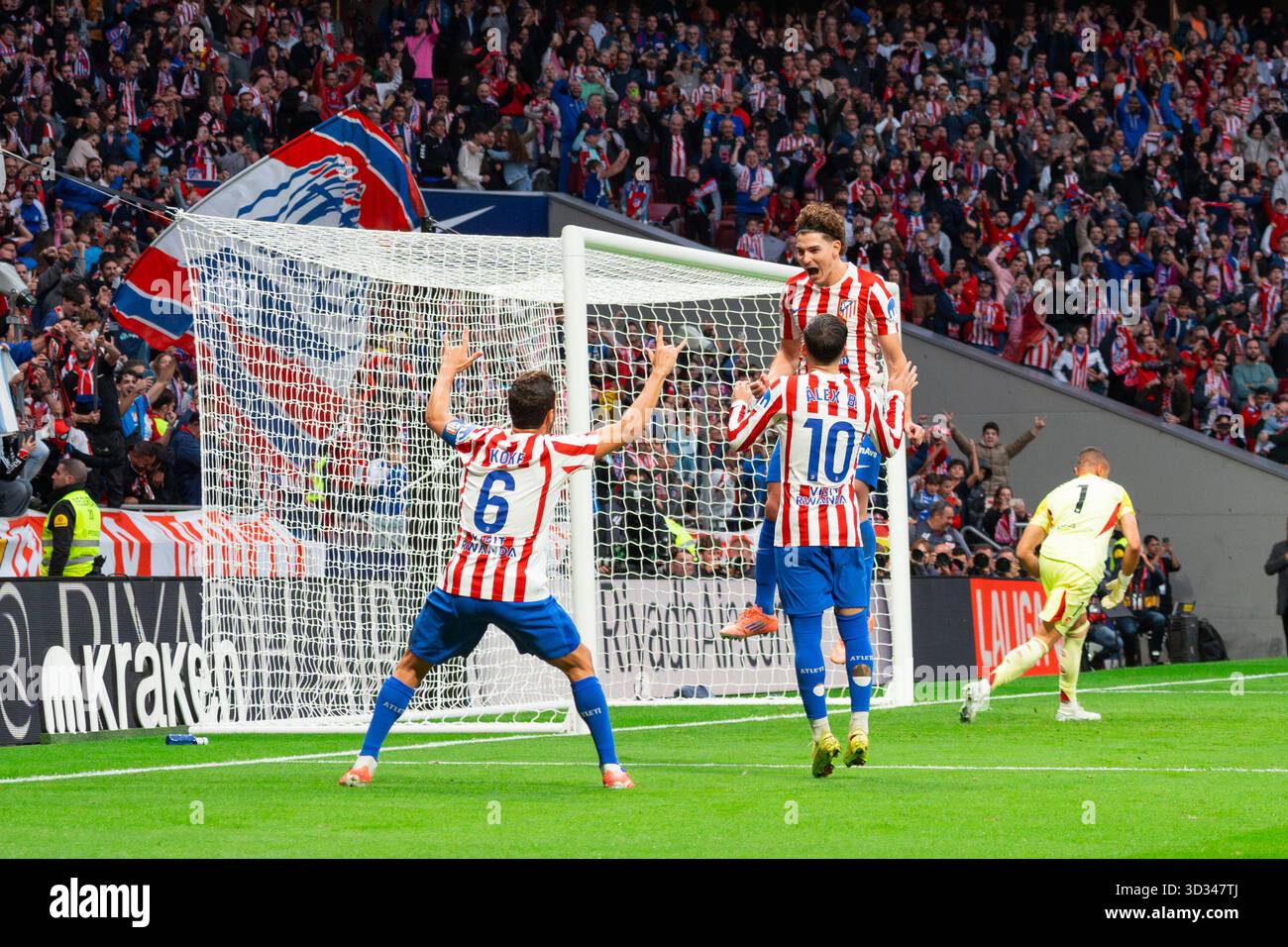 Julián Álvarez dell'Atlético de Madrid festeggia con i compagni di squadra Koke e Álex Baena dopo aver segnato dal punto di rigore durante la partita Foto Stock