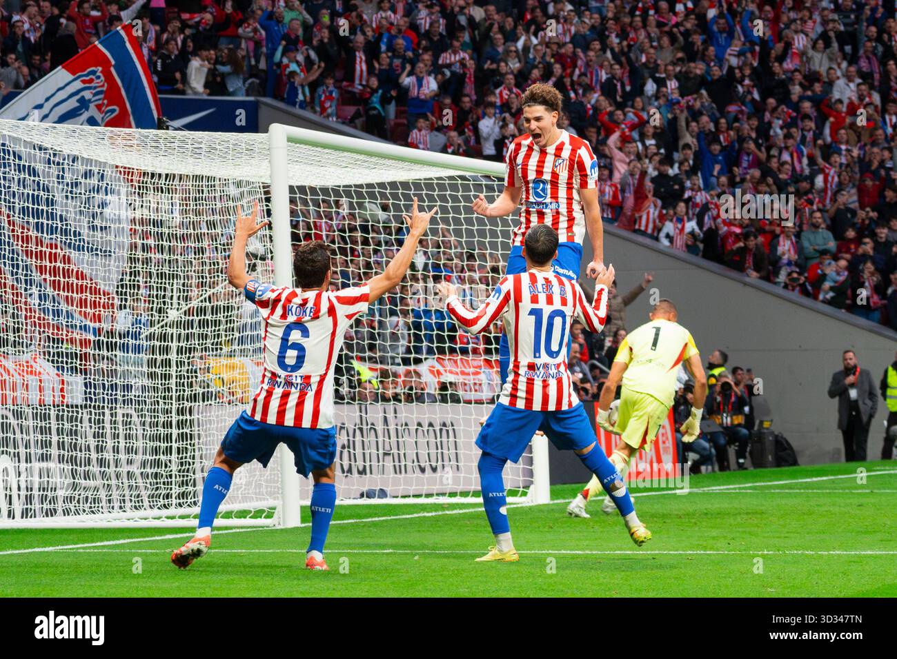 Julián Álvarez dell'Atlético de Madrid festeggia con i compagni di squadra Koke e Álex Baena dopo aver segnato dal punto di rigore durante la partita Foto Stock