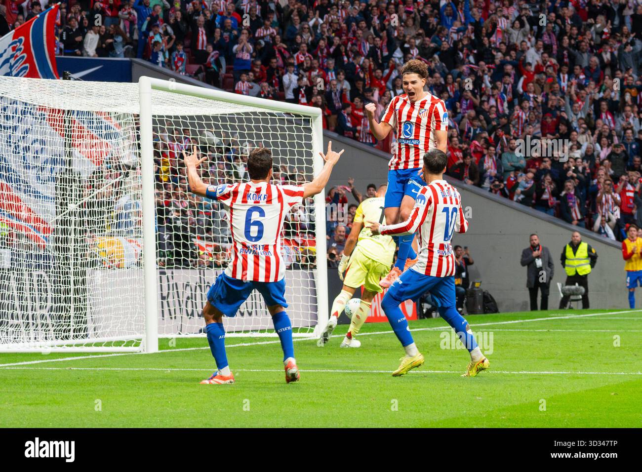 Julián Álvarez dell'Atlético de Madrid festeggia con i compagni di squadra Koke e Álex Baena dopo aver segnato dal punto di rigore durante la partita Foto Stock