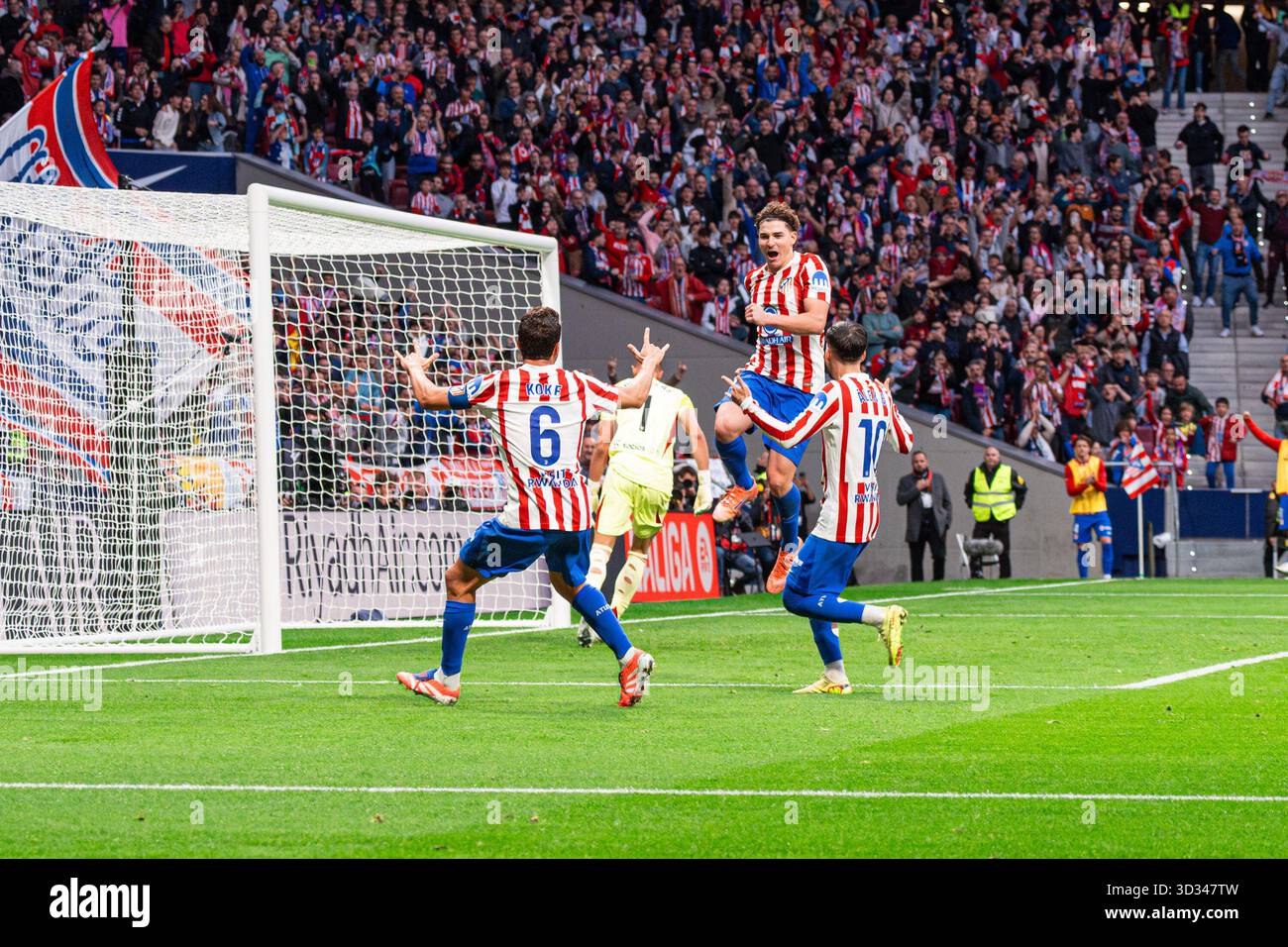Julián Álvarez dell'Atlético de Madrid festeggia con i compagni di squadra Koke e Álex Baena dopo aver segnato dal punto di rigore durante la partita Foto Stock