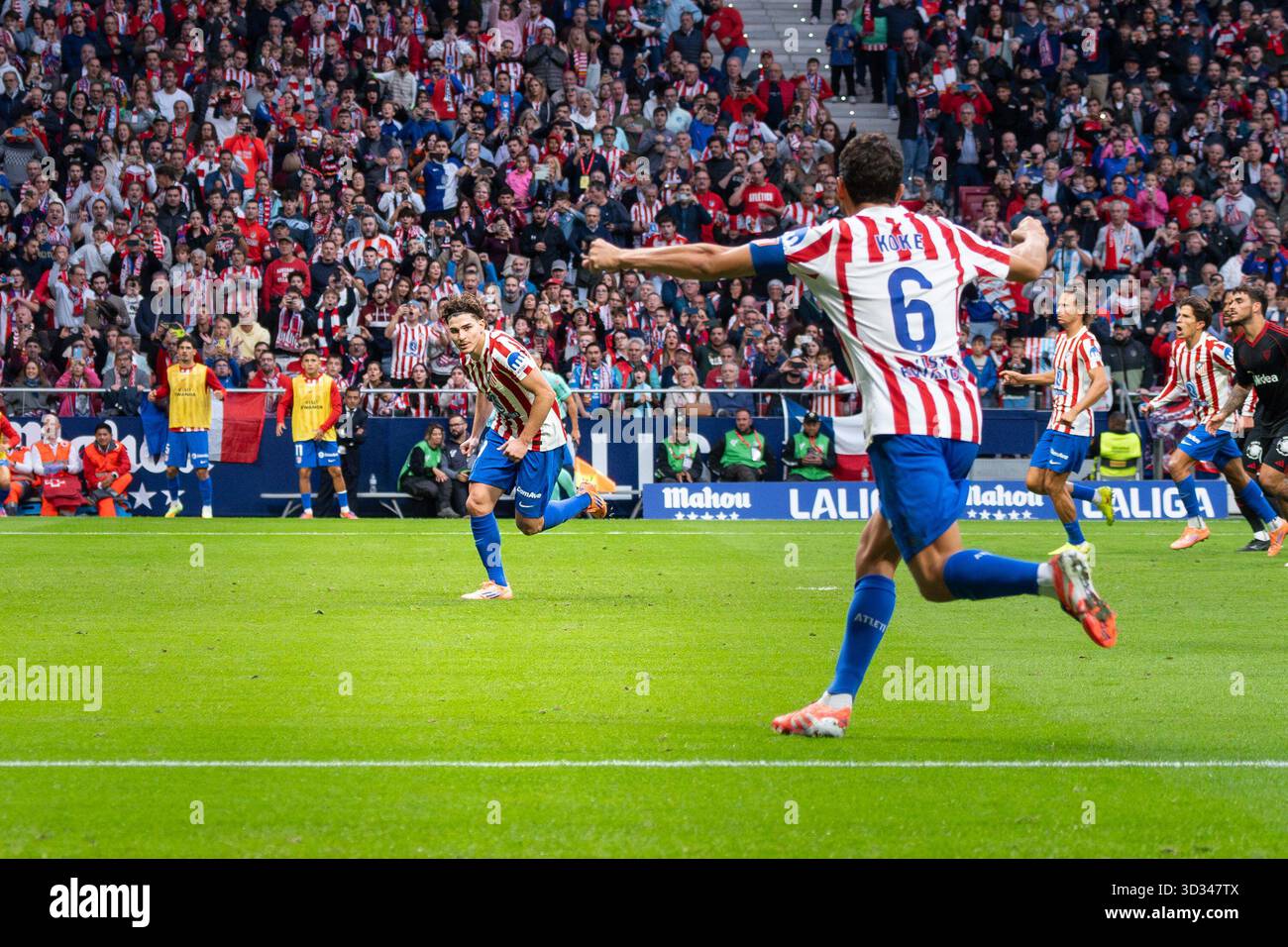 Koke alza le braccia e corre verso il Julián Álvarez dell'Atlético de Madrid subito dopo il rigore durante la partita di la Liga tra l'Atlético Madrid Foto Stock