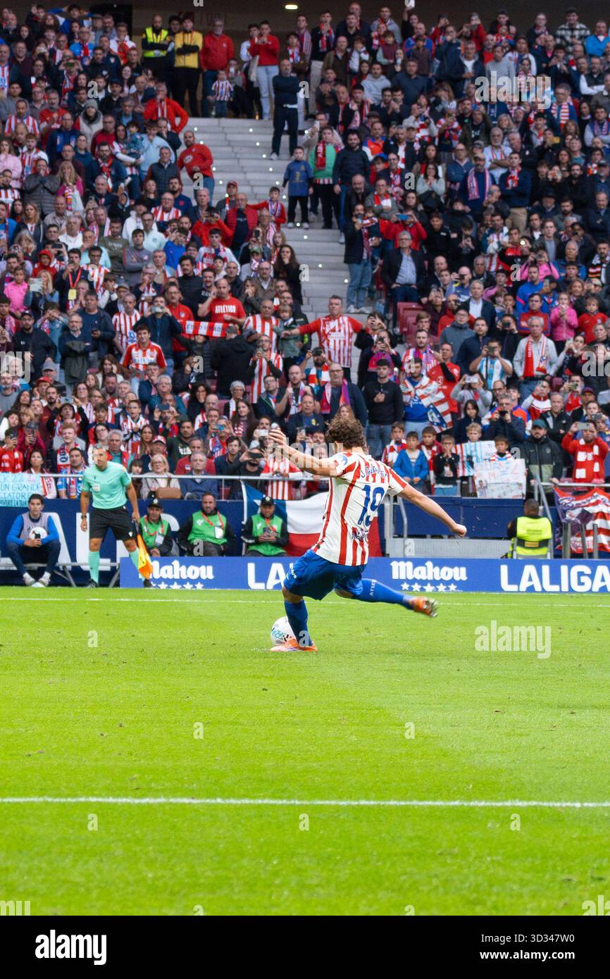 L'Julián Álvarez dell'Atlético de Madrid prende un calcio di rigore durante la partita LaLiga EA Sports tra l'Atlético de Madrid e il Siviglia FC Foto Stock