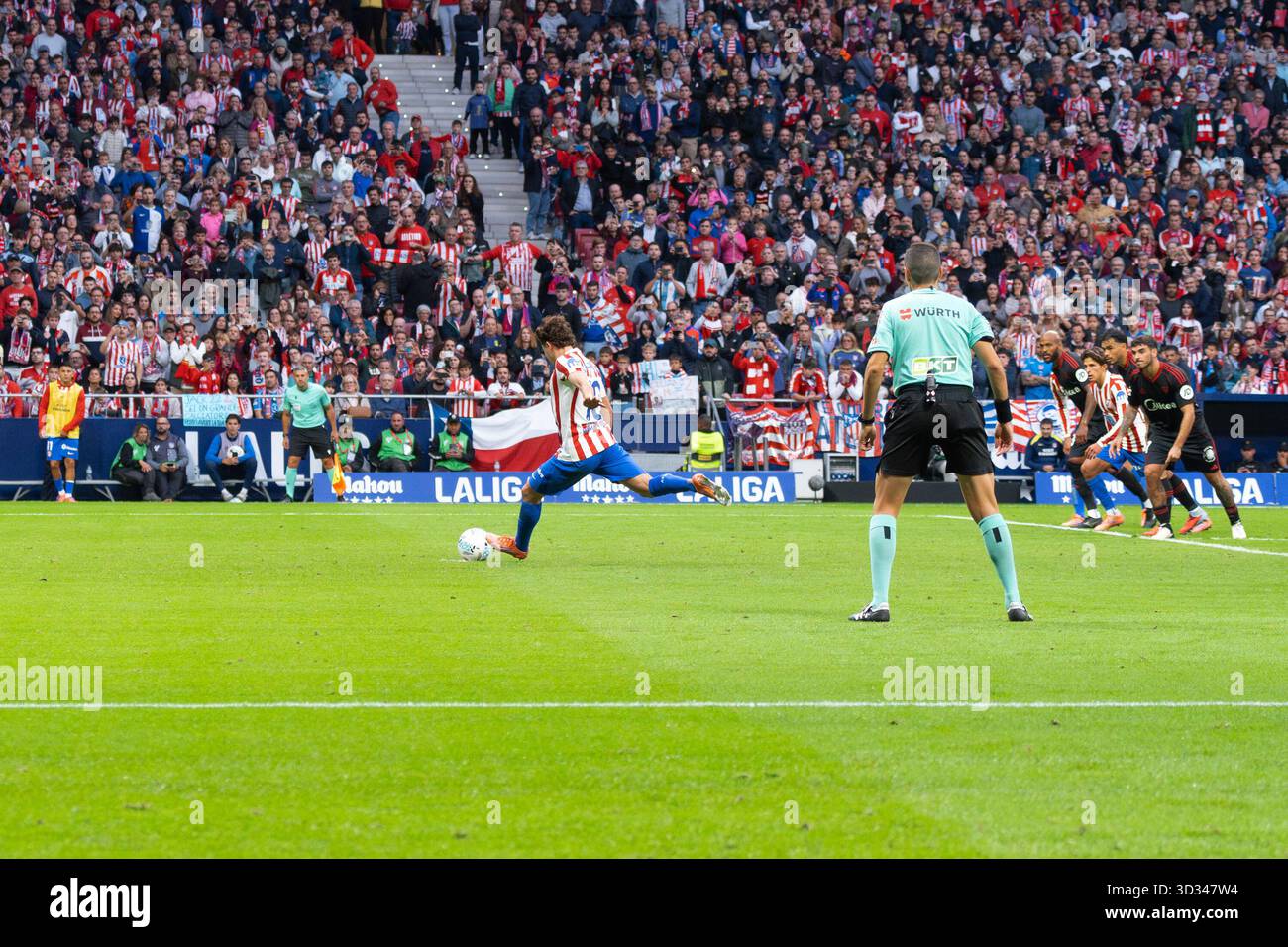 L'Julián Álvarez dell'Atlético de Madrid prende un calcio di rigore durante la partita LaLiga EA Sports tra l'Atlético de Madrid e il Siviglia FC Foto Stock