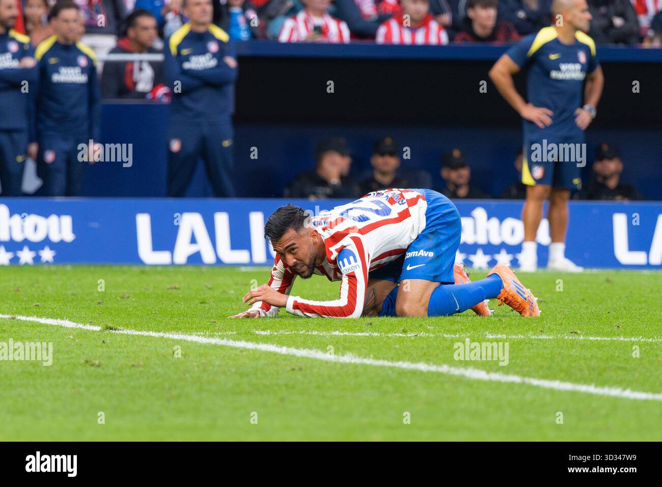 Nicolás Iván González dell'Atlético de Madrid a terra dopo una collisione durante la partita LaLiga EA Sports tra l'Atlético de Madrid e il Siviglia Foto Stock