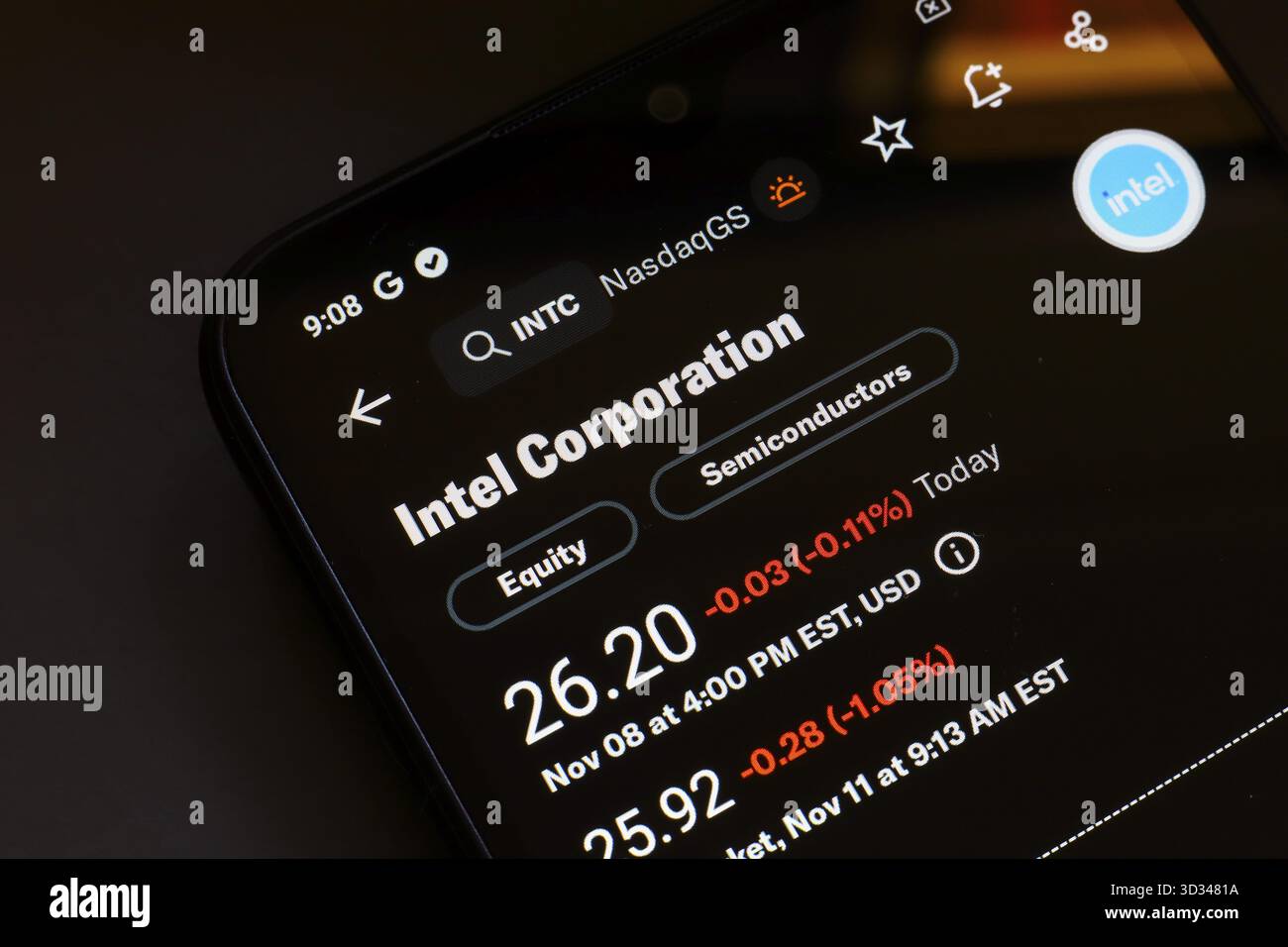 11 novembre 2024, Brasile. In questa immagine, il mercato azionario Intel viene visualizzato sullo schermo di uno smartphone Foto Stock