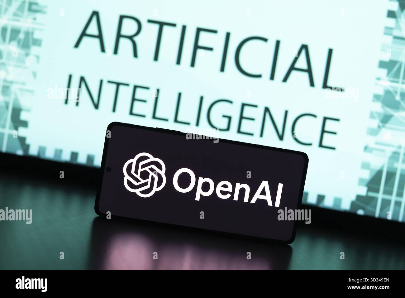 31 agosto 2024, Paraguay. In questa immagine, il logo OpenAI viene visualizzato sullo schermo di uno smartphone e sullo sfondo il testo artificiale i. Foto Stock