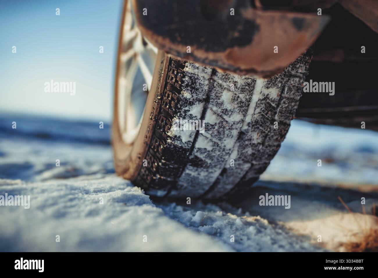 Pneumatici per auto sulla neve in inverno, attenzione al battistrada Foto Stock
