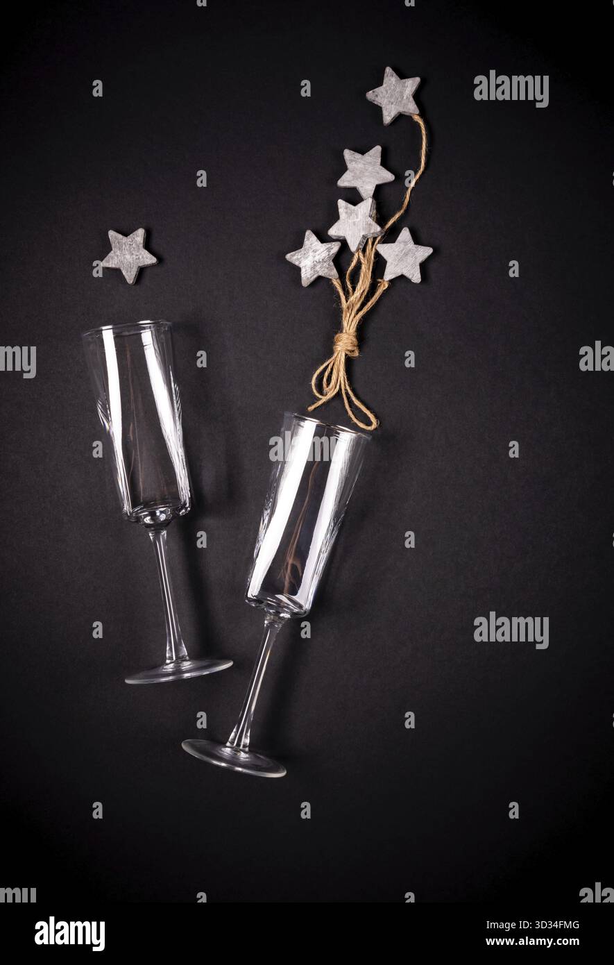 Due bicchieri con decorazioni in catrame di legno con corda, piano Foto Stock