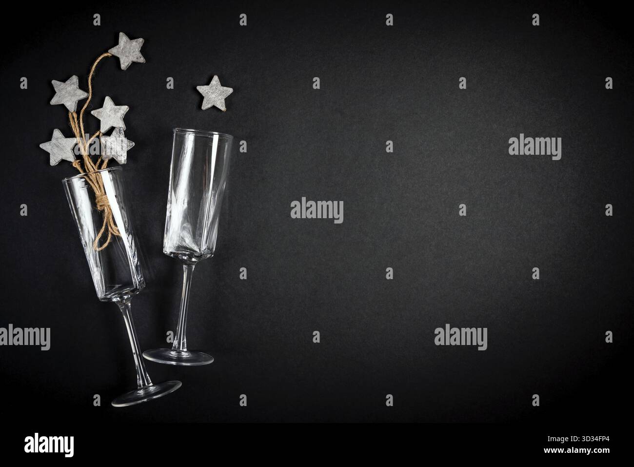 Due bicchieri con decorazioni in catrame di legno con corda, piano Foto Stock