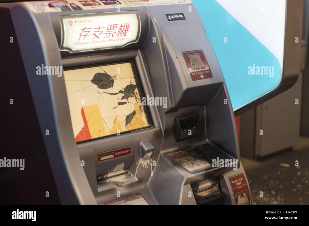 Hong Kong, 29 settembre 2019 - l'ATM della Bank of China è danneggiato dai rivoltosi di Hong Kong Foto Stock